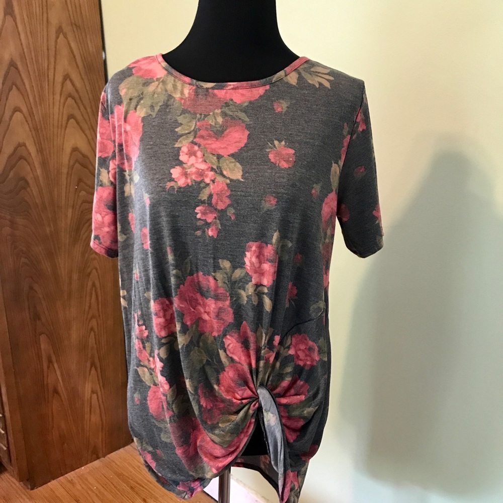 #M2D Grey w/ pink flowers Large top NWOT